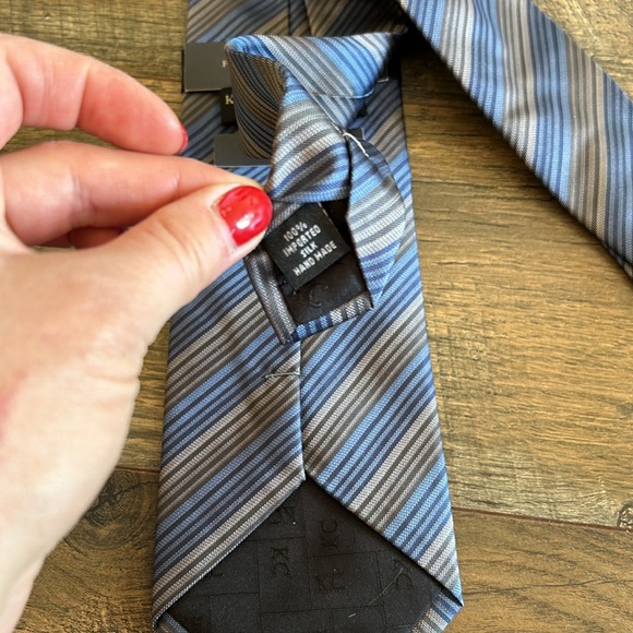 Kenneth Cole New York Silk Diagonal Pinstripe Blue and Gray Handmade Tie - Picture 4 of 4